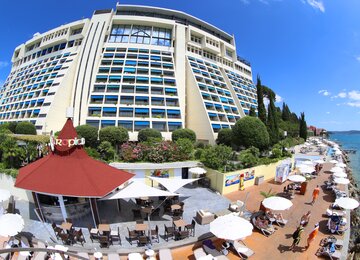 Hotel, Sonnenschirme, Sonnenliegen | © (c)Grandhotel Bernardin