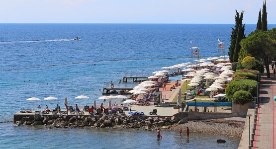 Strand,Menschen,Sonnenschirme,Bäume | © (c)Grandhotel Bernardin