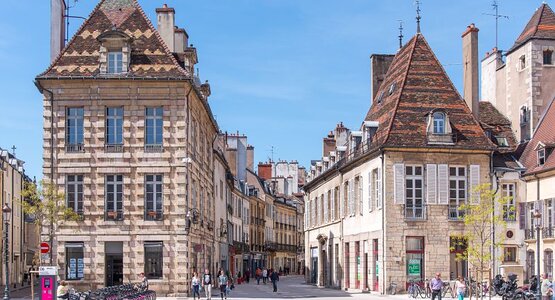 Häuser,Fussgänger,Straße | © Alain Doire-Bourgogne-Franche-Comté Tourisme