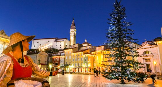 Frau, Stadt, Weihnachtsbaum | ©  (c) Tourismus Verband Portoroz