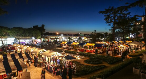 Abendmarkt, Bäume, Menschen | ©  (c) Tourismus Verband Portoroz (8)