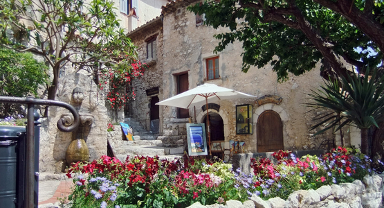 Gasse Platz Brunnen Côte d’Azur | © Gerald Haschka