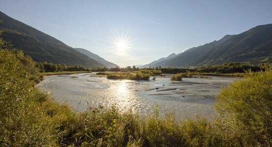 Südtirol Wandern Italien Vinschgau Meran Apfelblüte Fluss | © Marketing-Frieder Blickle